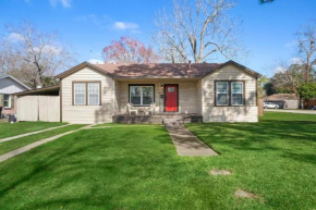 3 bedroom 1 bath WiFi Large back yard with BBQ pit